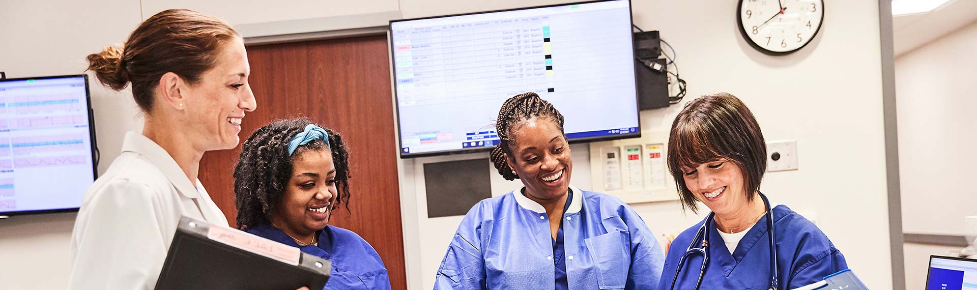 LogoBanner2268x500-2-min nurses and doctor chatting